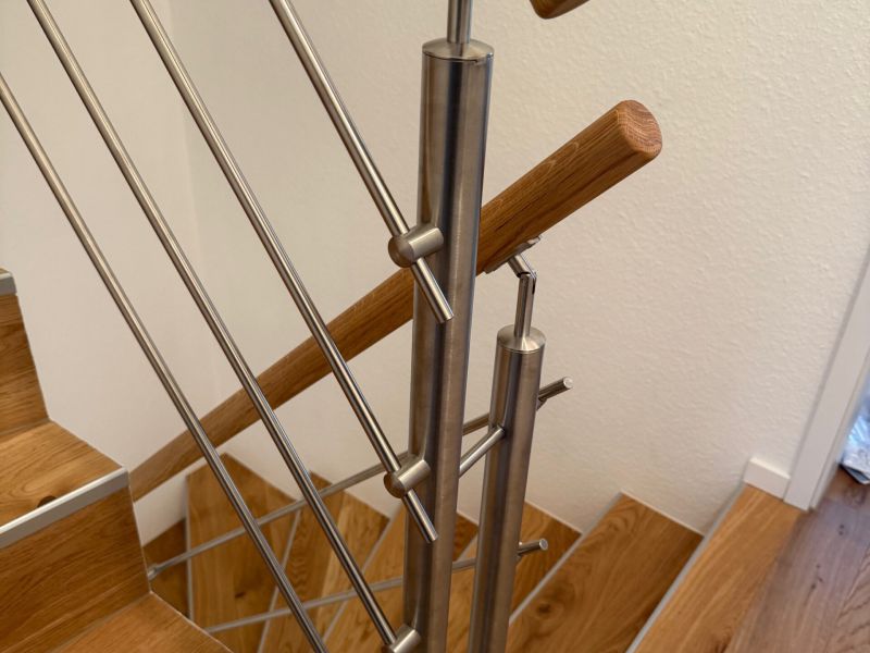 Detailaufnahme von Edelstahlgeländer mit Holzhandlauf
