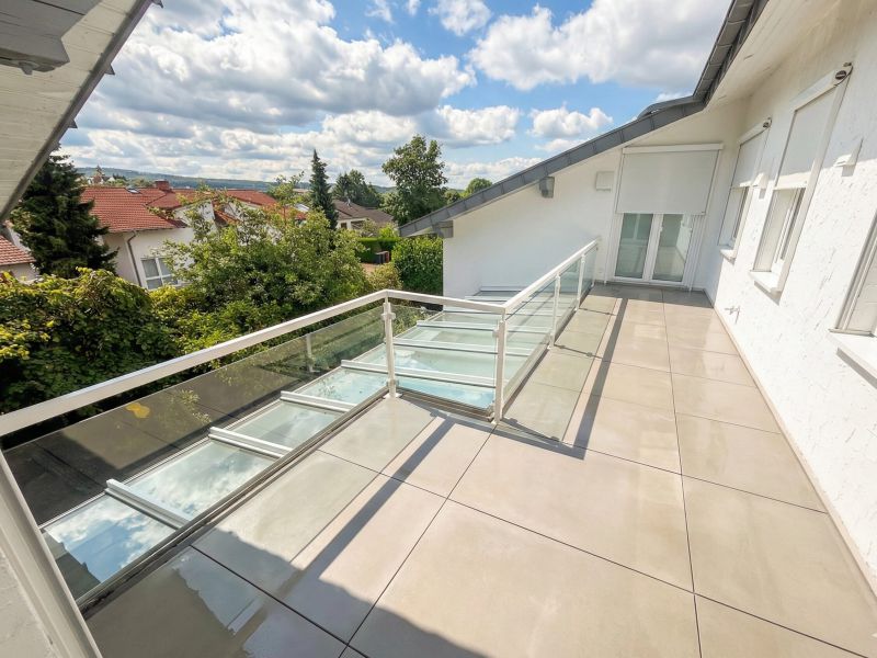 Ganzglasgeländer mit weißem Handlauf