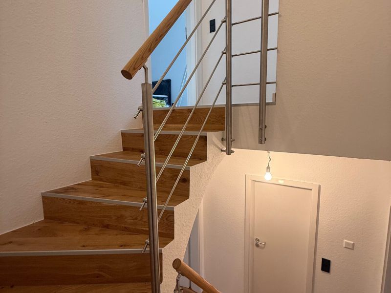 Edelstahl Geländer Treppe mit Holzhandlauf