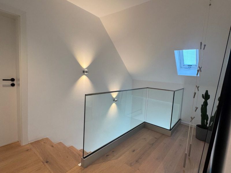 Ganzglasgeländer mit Edelstahlhandlauf