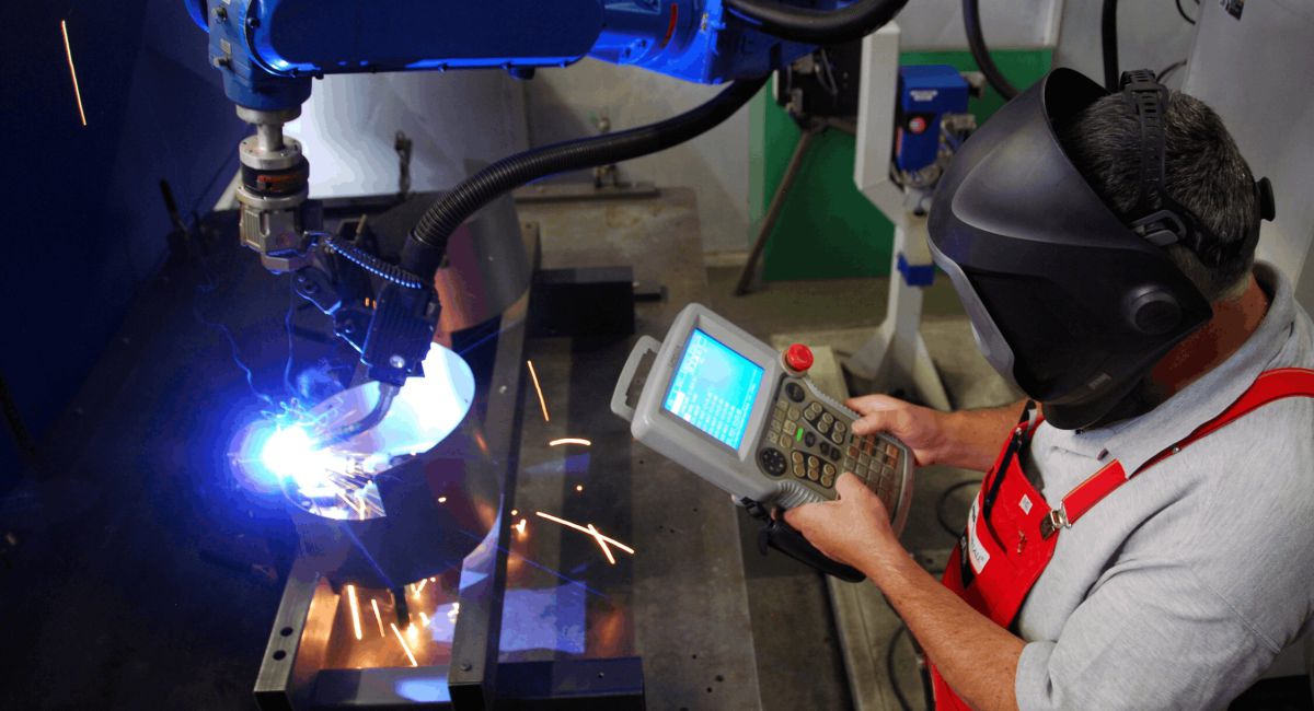 Automatisiertes Roboterschweißen für präzise und effiziente Metallbearbeitung – moderne Fertigungstechnik für Serienproduktion und Stahlbau
