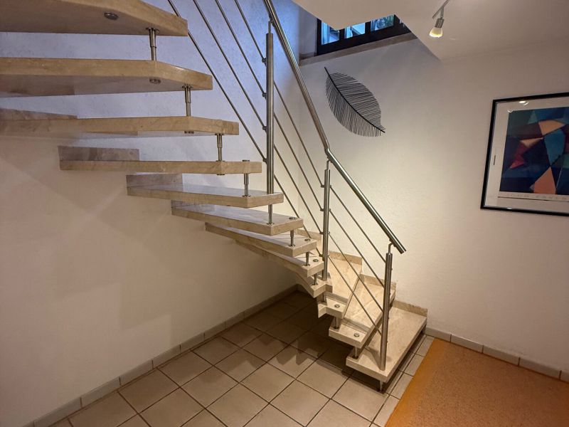 Treppengeländer mit geknicktem Handlauf