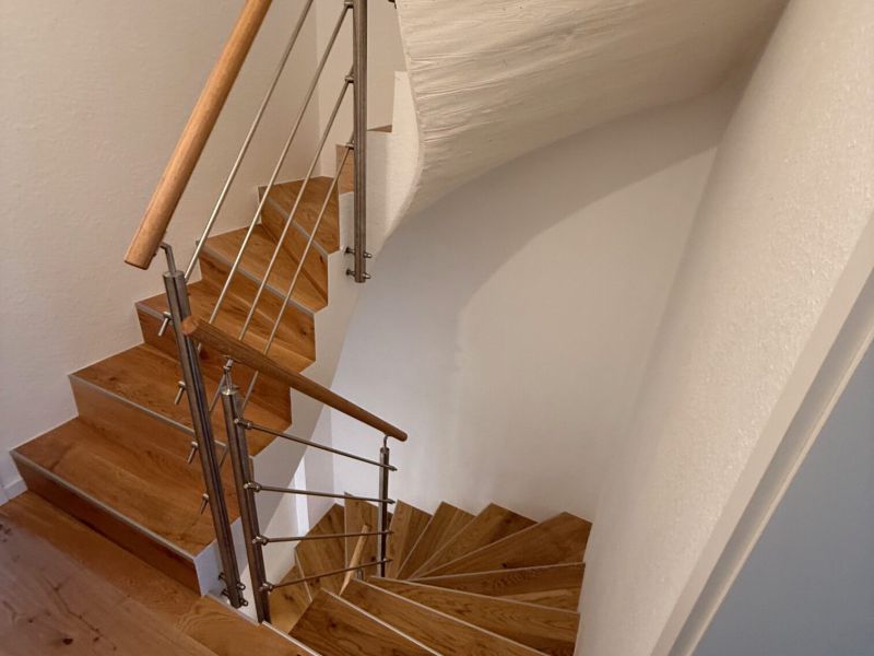 Treppengeländer aus Edelstahl mit mitlaufenden Stäben