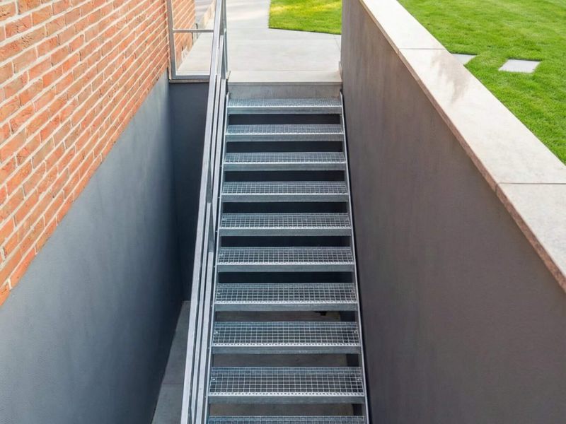 Verzinkte Aussentreppe mit Treppengeländer