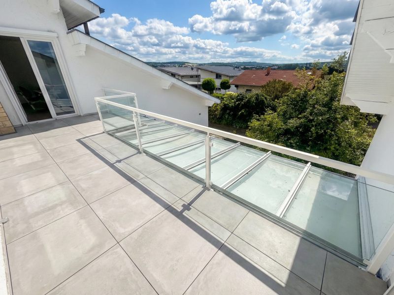 Nurglasgeländer auf Balkon