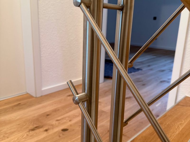 Treppengeländer aus Edelstahl mit Holzhandlauf