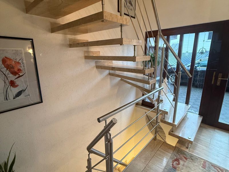 Marmortreppe mit Handlauf und Geländer aus Edelstahl