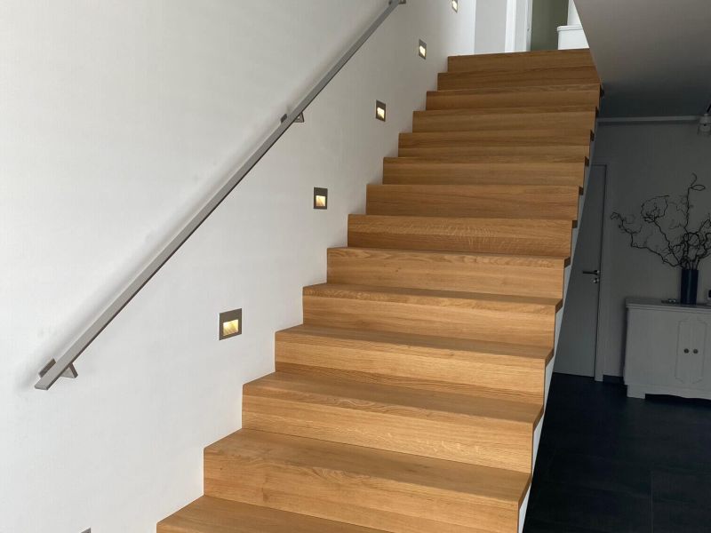 Eleganter Handlauf aus Edelstahl an Innentreppe