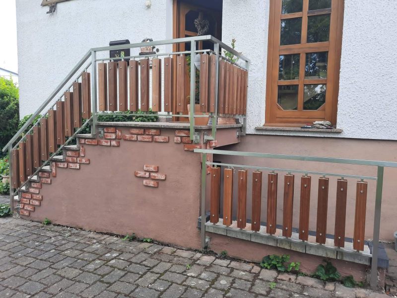 Edelstahlgeländer mit Füllung aus Bangkirai Holz