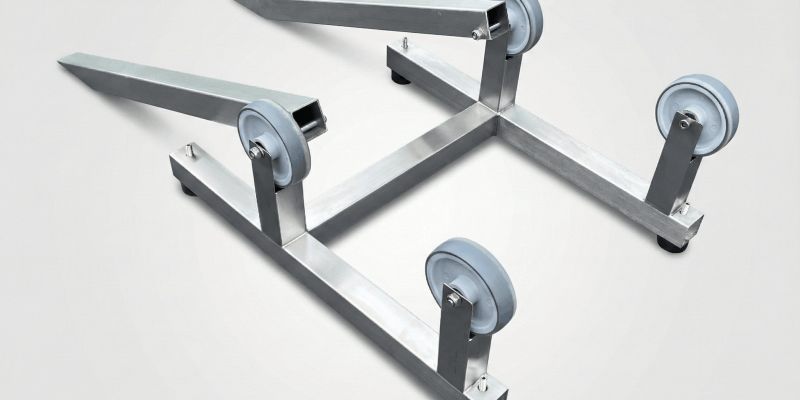 Mobiles Gestell mit Rollen zur Fassreinigung – praktische Metallkonstruktion für den einfachen Transport und die komfortable Reinigung von Fässern