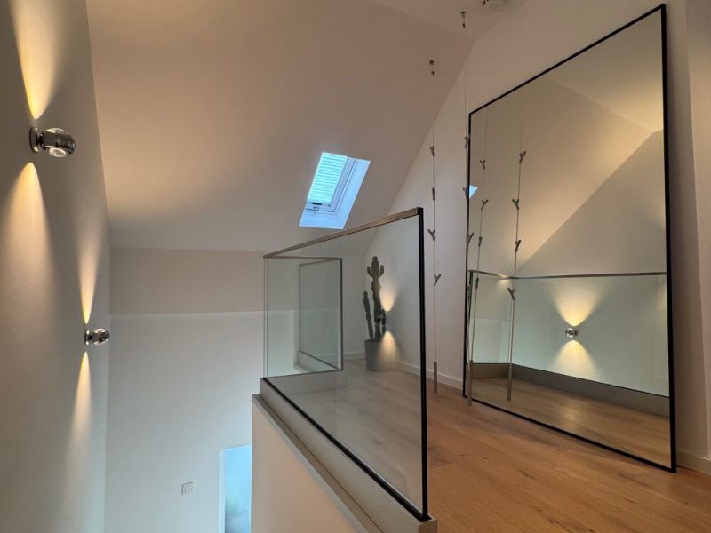 Ganzglasgeländer mit Parkettboden